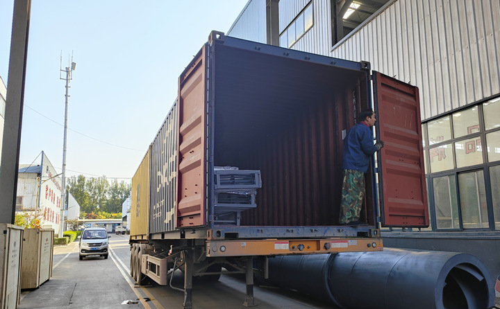 顆粒機生產(chǎn)線正在裝車 顆粒機生產(chǎn)線正在裝車